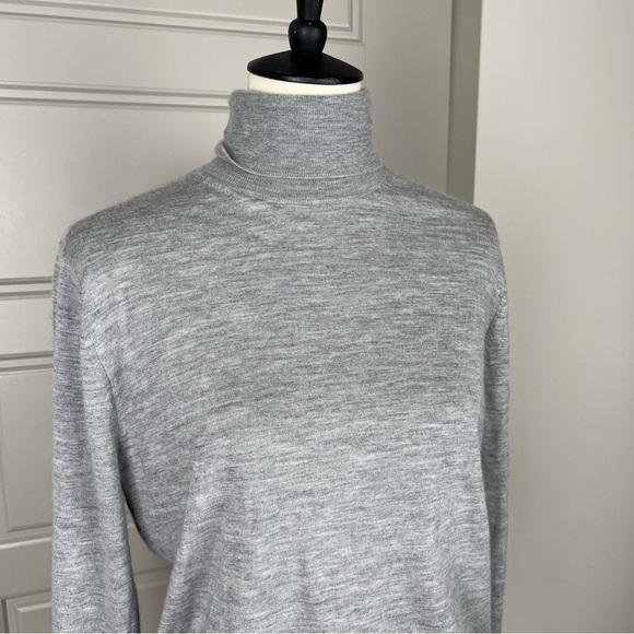 Saks Fifth Ave 100% Cashmere Sweater Lightweight Turtleneck Quiet Luxury Sz M - Picture 4 of 8